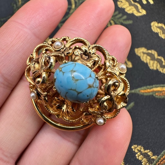 SOLD. Vintage Filigree Scarf Clip Gold Tone with faux pearl - Picture 1 of 7